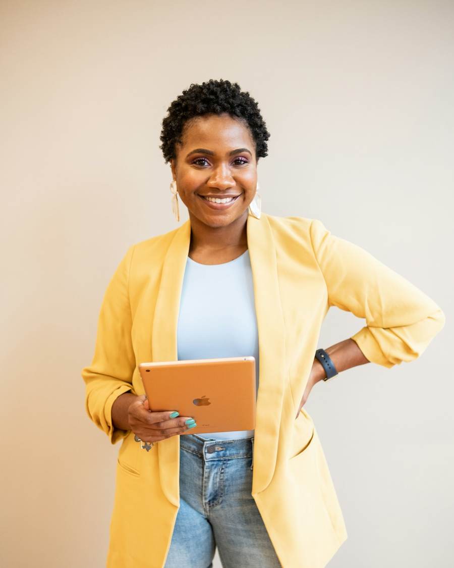 Gestora escolar sorridente segurando um tablet