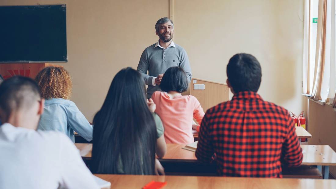 Professor dando aula para alunos em sala